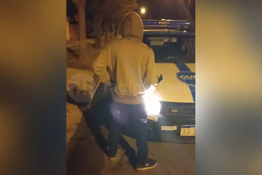 ¿Otra vez robo de cables? Lo vieron en las alturas de un galpón en construcción