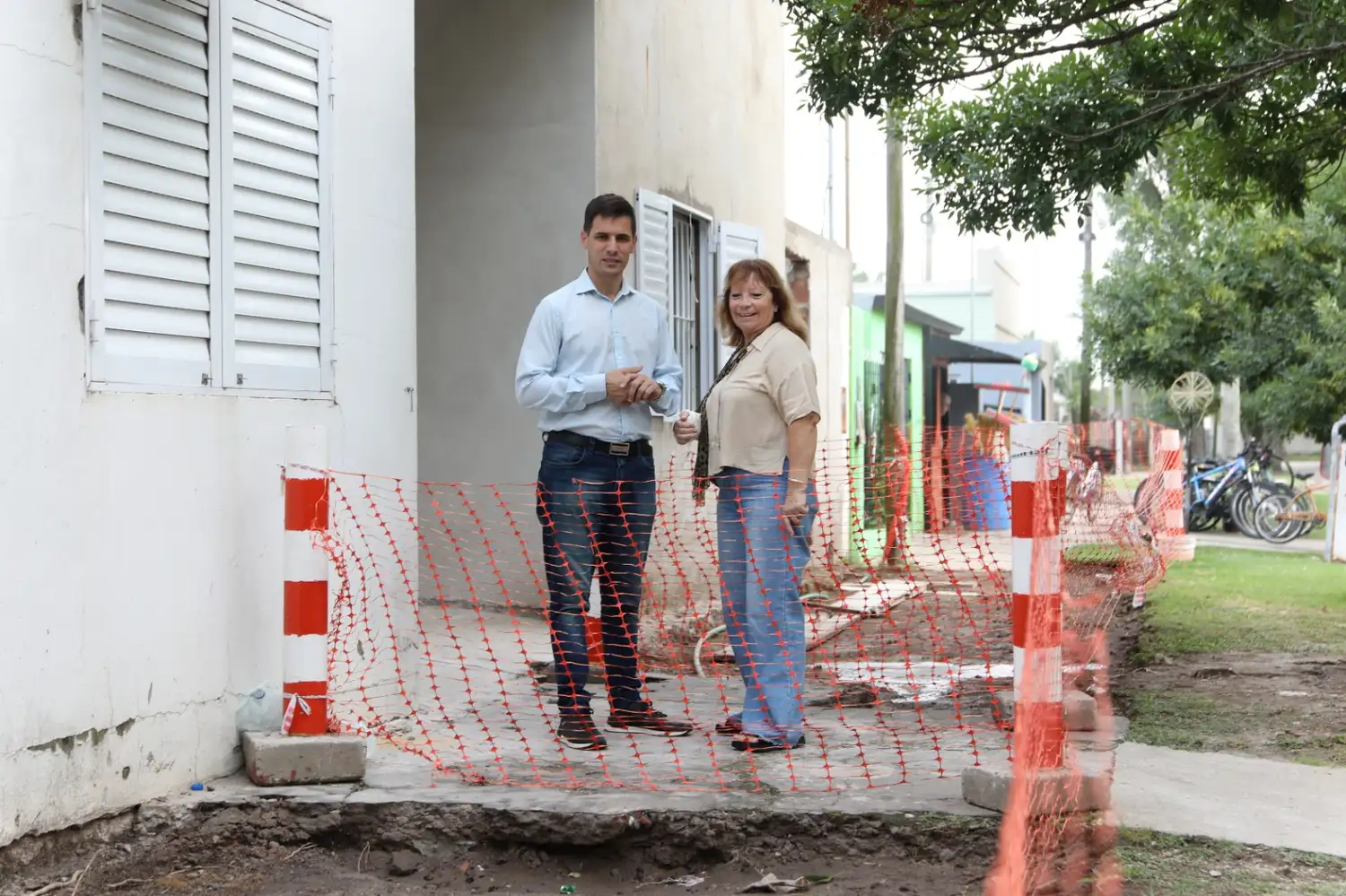 Viotti y Becchio observan la obra en ejecución en el Jardín Municipal N°3