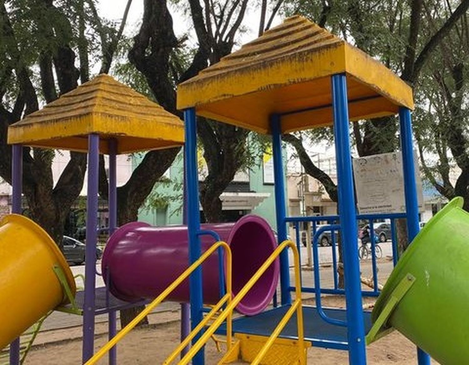 “Que limpien los jueguitos de las plazas”