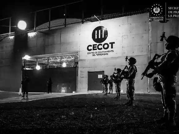 DOS de los venezolanos liberados del CECOT tienen orden de extradición en Chile