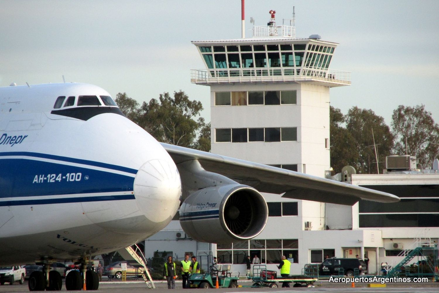 [Fotogalería] Antonov An-124 en el aeropuerto de Neuquén