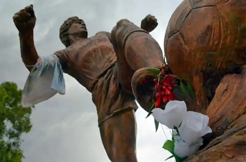 Insólito: el Concejo impulsa la construcción de un monumento a Maradona, un homenaje que al Diez no le gustaba