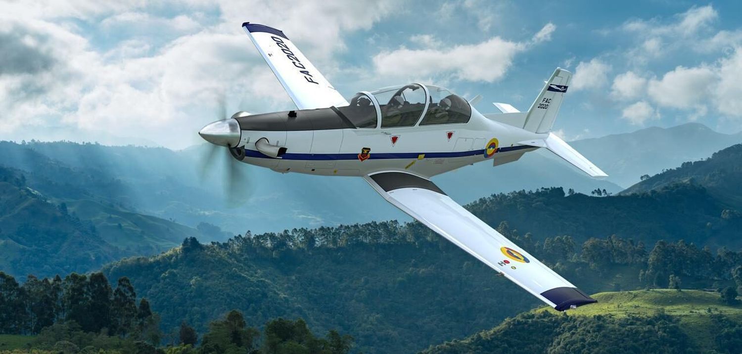 La Fuerza Aérea Colombiana adquiere entrenadores Beechcraft T-6C Texan II y recibe un Lockheed Martin C-130 Hércules