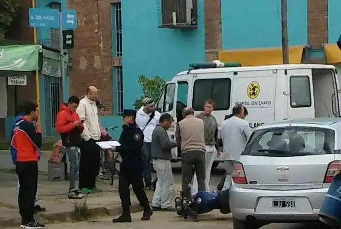 Un herido luego de un choque entre una moto y un auto en Del Valle y Moreno