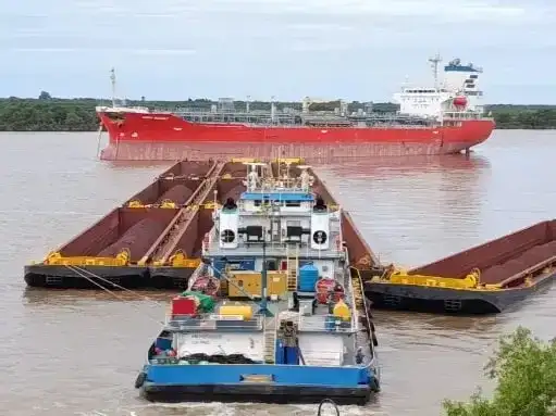 Chocaron dos embarcaciones en el río Paraná y una barcaza terminó partida en dos