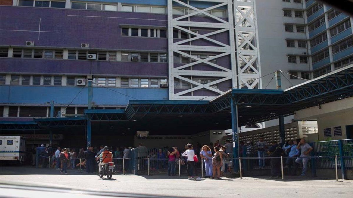 ¡POR UNA MUJER! Policías se cayeron a tiros y dejaron dos muertos y 12 heridos en Mamera
