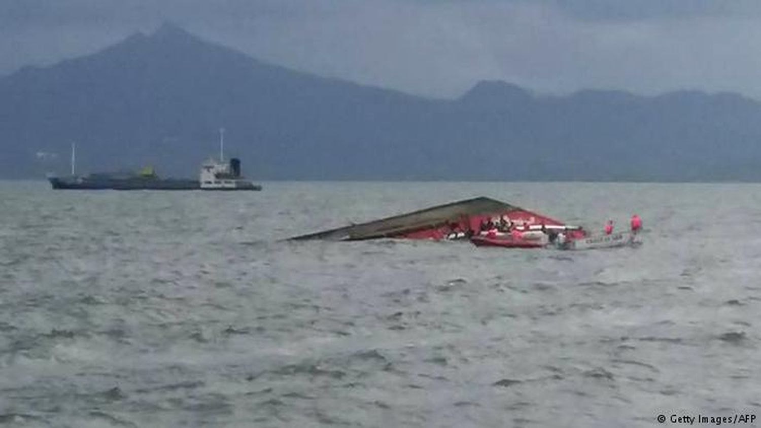 Filipinas: se hunde ferry con 251 personas a bordo