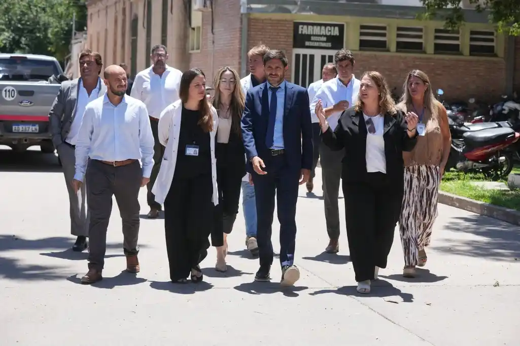 Pullaro recorrió el Hospital Cullen: El nosocomio, con 115 años, brinda cobertura sanitaria a una población de referencia cercana a 1,6 millones de habitantes del centro-norte provincial.