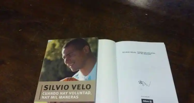 Silvio Velo entregó un ejemplar de su libro a la Biblioteca Popular
