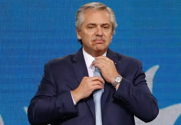 Alberto Fernández presentó a su nuevo perro y generó confusión por un comentario sobre su salud