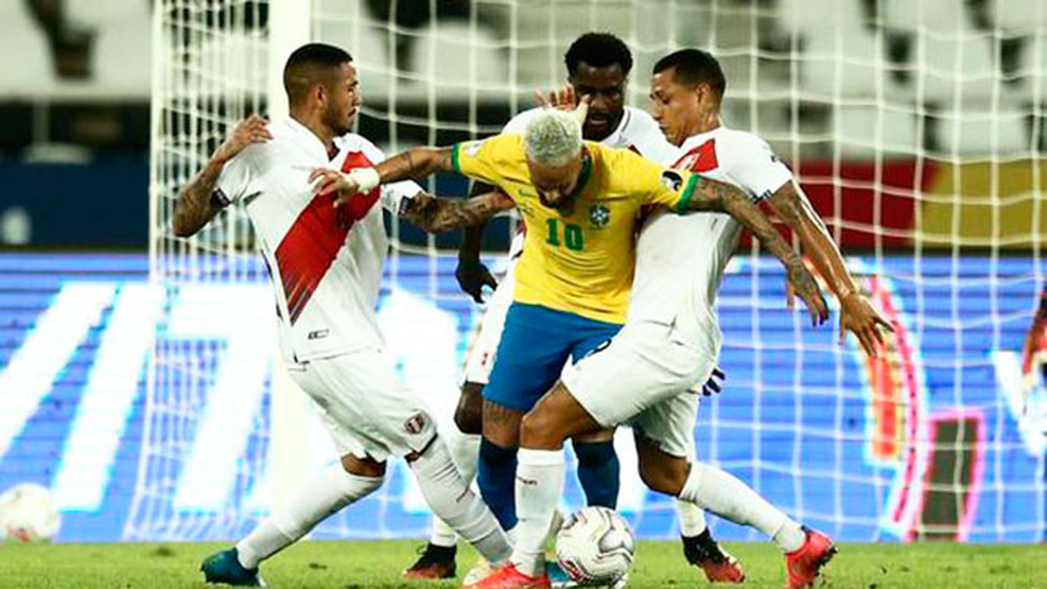 Brasil y Perú definen el primer finalista de la Copa América