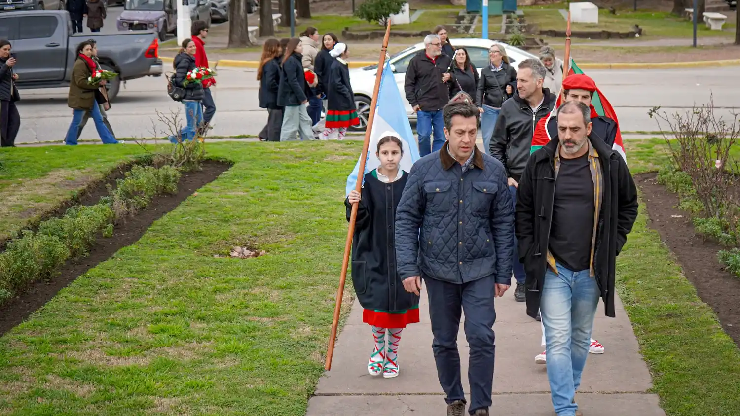 En la Plaza. El Intendente junto al presidente del Centro Vasco, Iñaki Bilbao junto a la delegación vasca