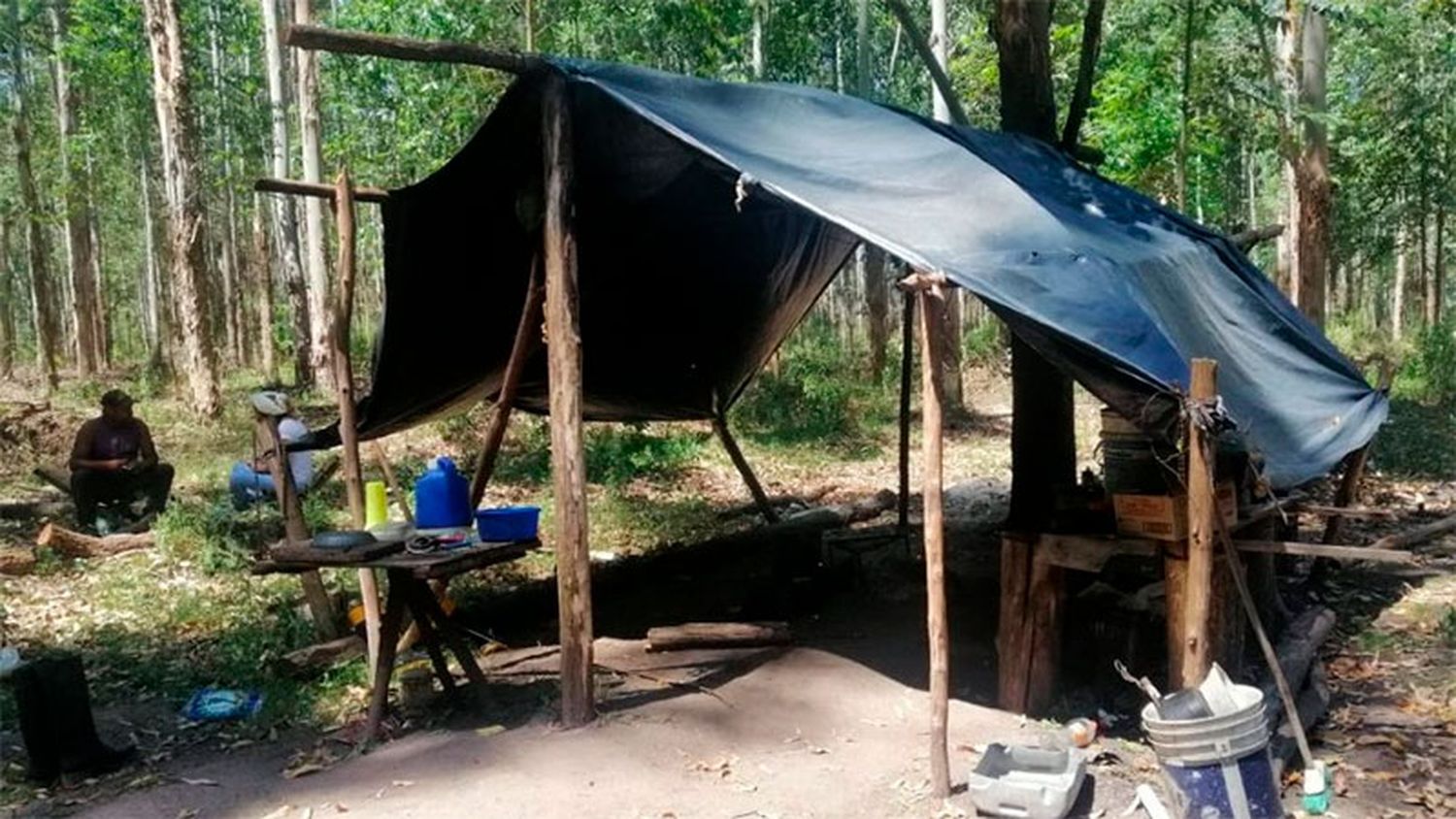 Las personas explotadas en un campo debían pescar para comer