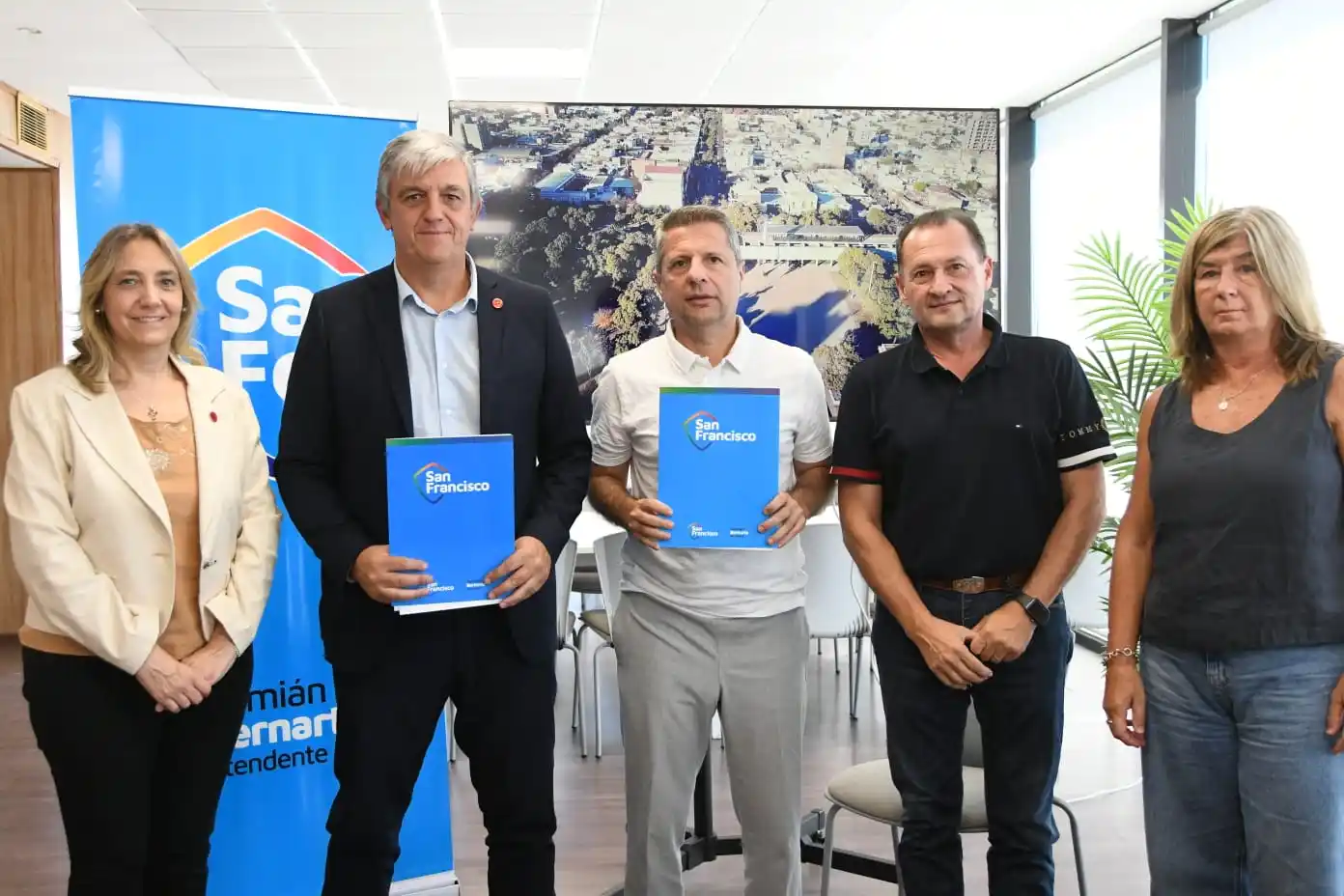 Los farmacéuticos y las autoridades municipales durante la firma del acuerdo.