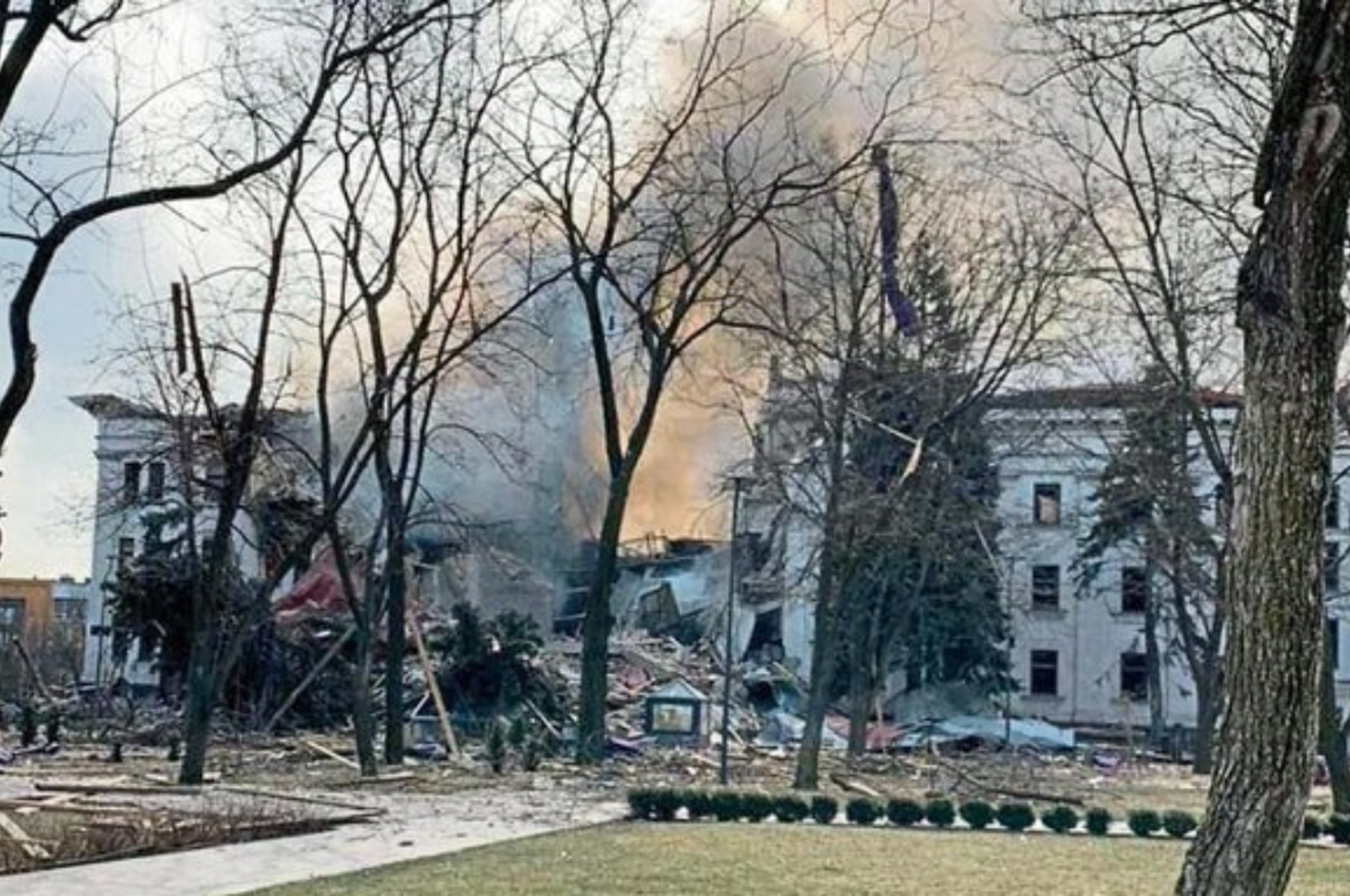 Ucrania: Rusia bombardeó un teatro de Mariupol donde había cientos de refugiados