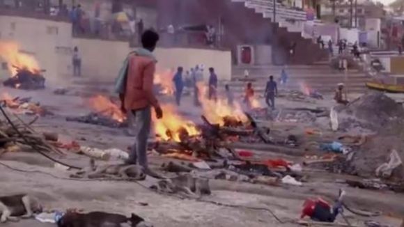 EN 24 HORAS MÁS DE 2.000 MUERTOS: calles en India convertidas en crematorios ardiendo con víctimas de la COVID-19
