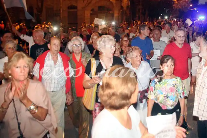 Vecinos se manifestaron por el aumento de tasas
