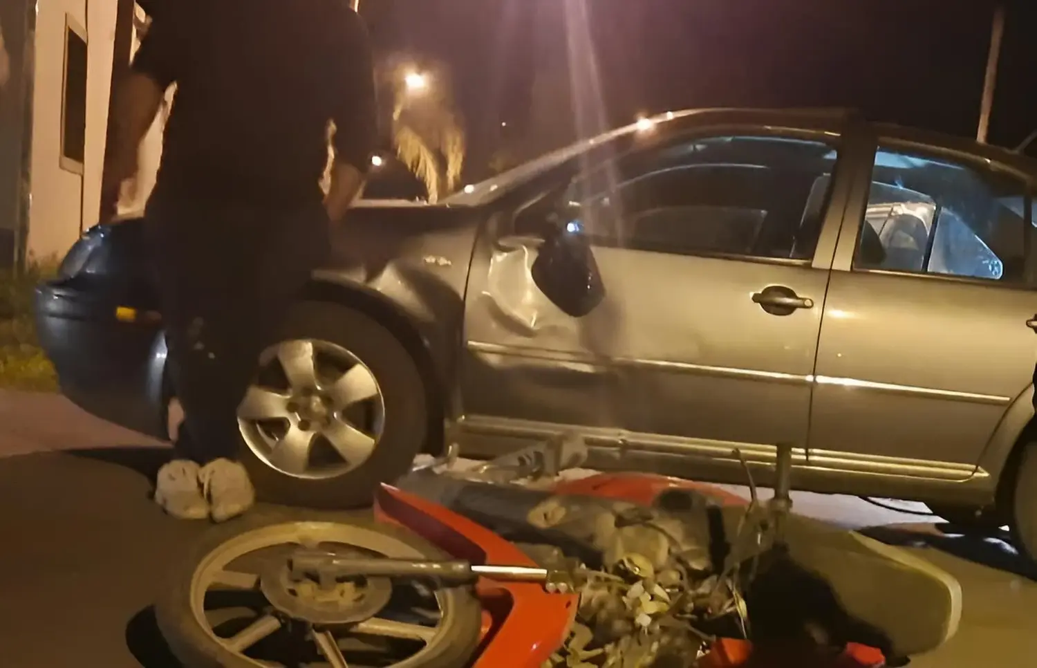 El impacto dejó el rodado menor destruido sobre el asfalto y el lateral del auto con importantes abolladuras.