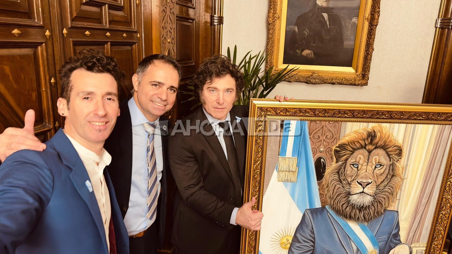 El intendente Davico y un artista local le entregaron un cuadro al presidente Milei