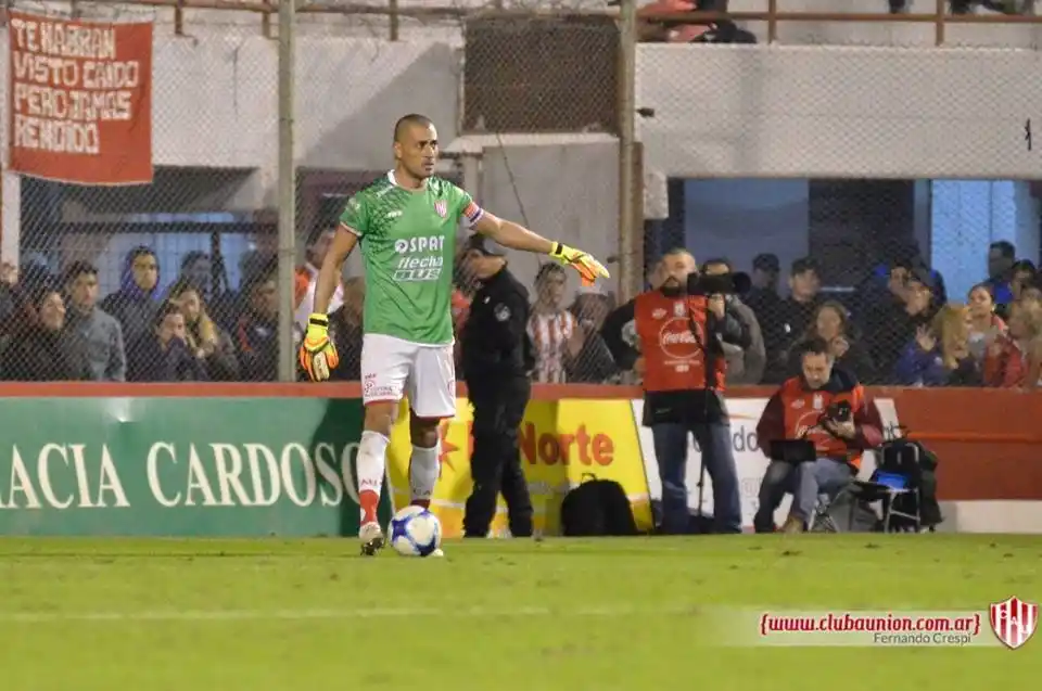Unión: Nereo Fernández se fracturó la muñeca izquierda