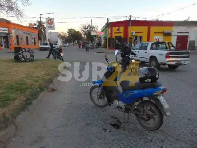 Chocan dos motocicletas y una se estrella contra un automóvil