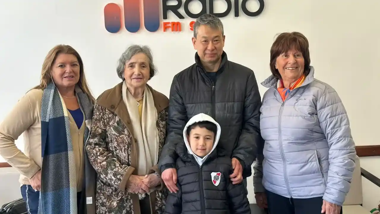 Integrantes del Garden Club Necochea junto al técnico en floricultura Ramón Yamamoto, durante la entrevista en Ecos Radio.