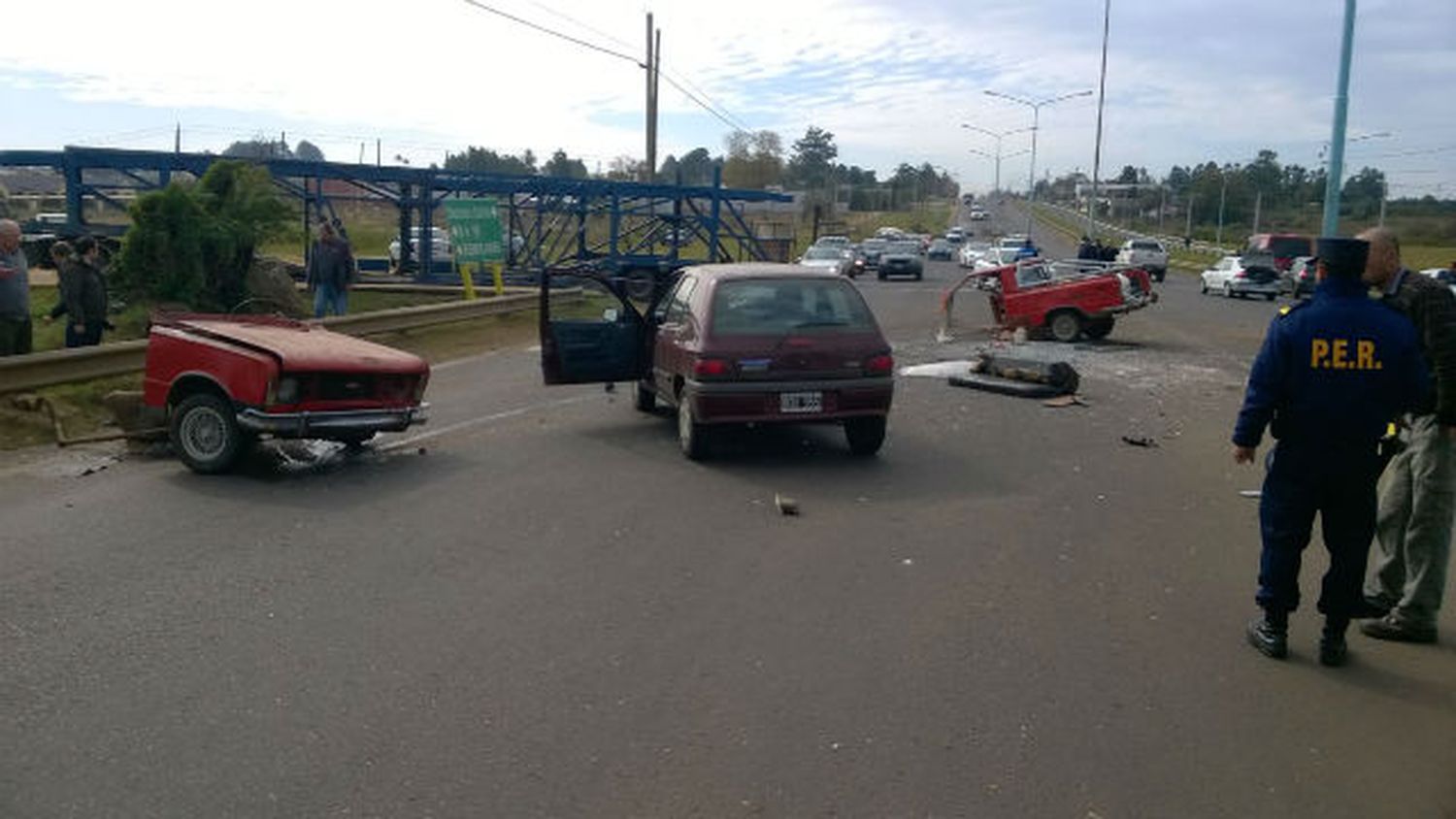 Impactante choque: un auto partió al medio a una camioneta