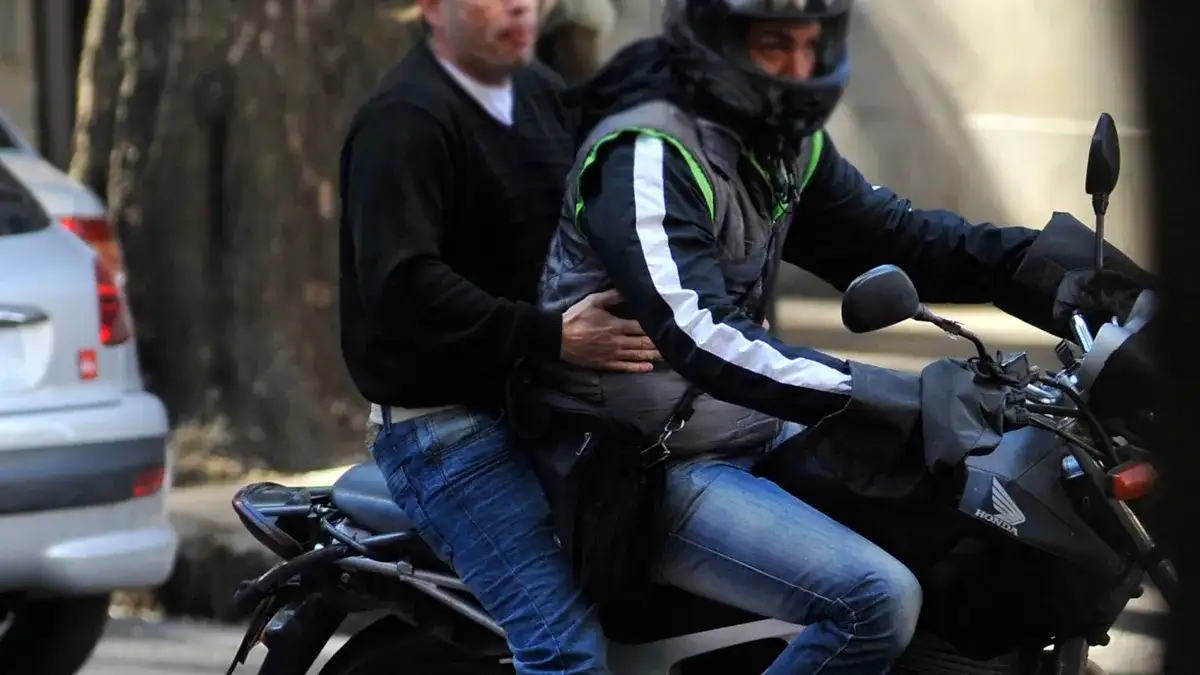 Dos hombres le arrebataron el celular a una mujer.
