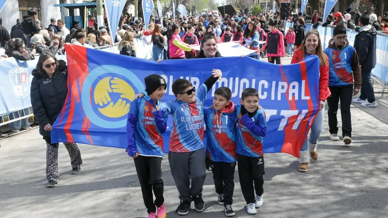 Las instituciones desfilaron frente al palco oficial.