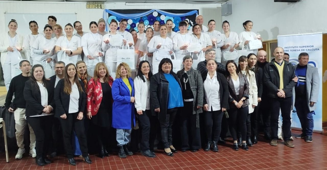 Un total de 24 nuevos enfermeros recibieron su título de manos de profesores y autoridades de Atsa y de la provincia