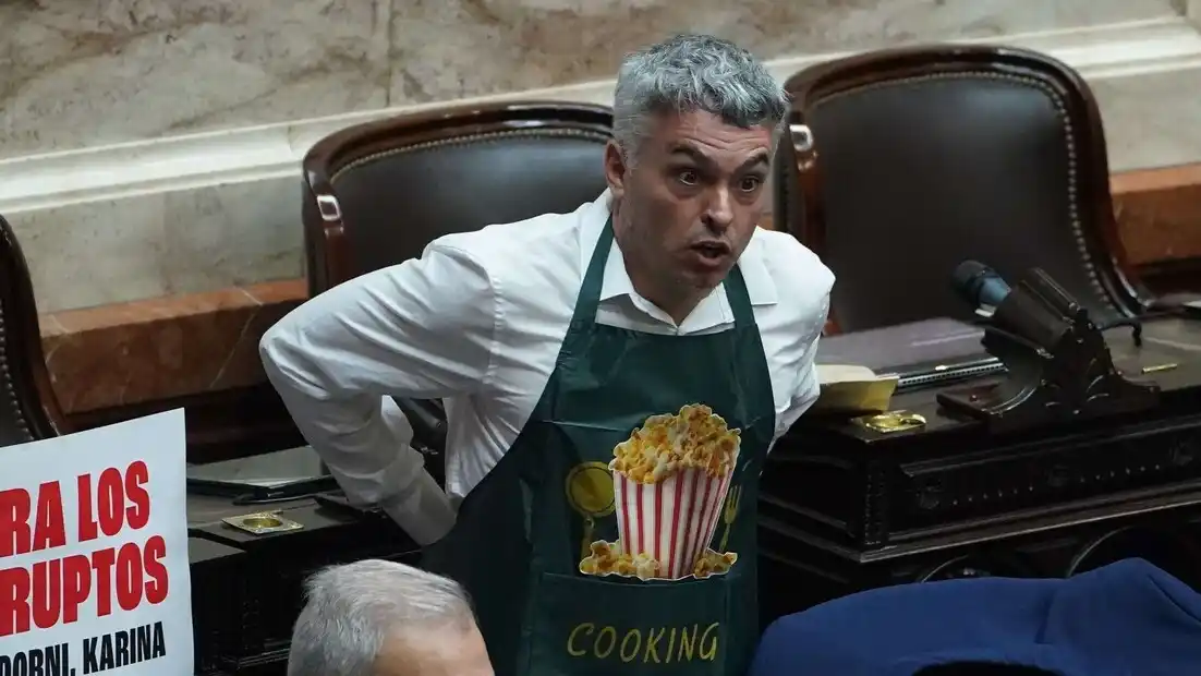 El diputado socialista Esteban Paulon repartió pochoclos durante la visita del jefe de gabinete Manuel Adorni al Congreso. Foto: Juano Tesone