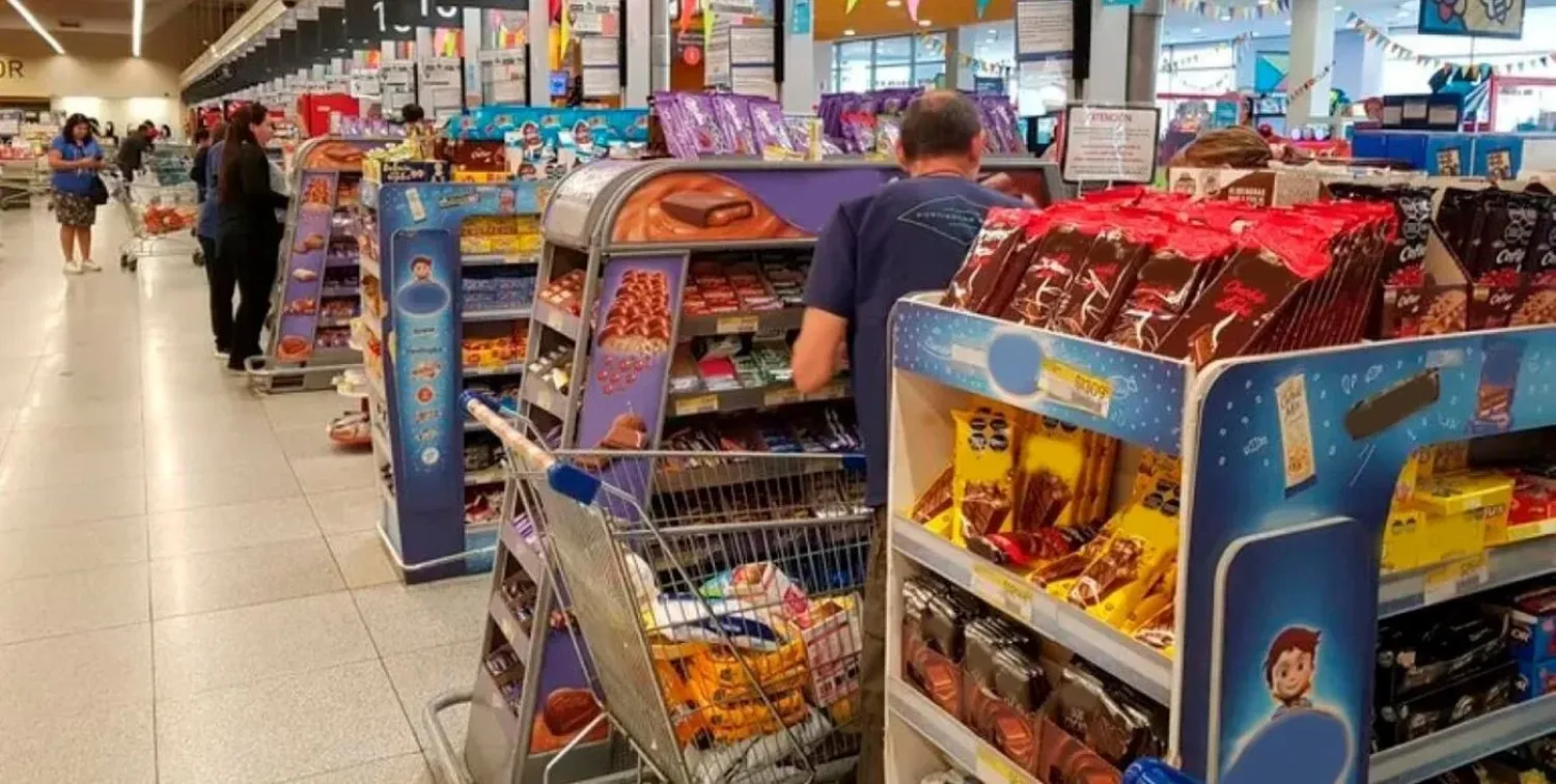 Alcanza a golosinas, bebidas azucaradas y productos con uno o más sellos de advertencia por exceso de azúcares, grasas saturadas, calorías y sodio en las líneas de caja de supermercados y autoservicios.