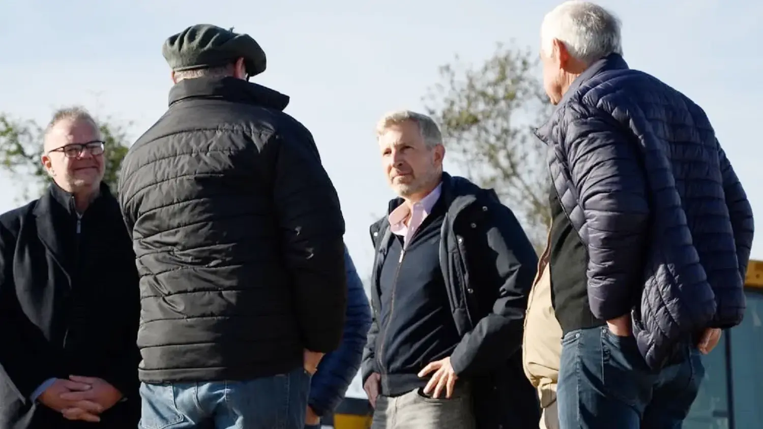 Frigerio recorrió las obras en el acceso pavimentado a Puerto Curtiembre