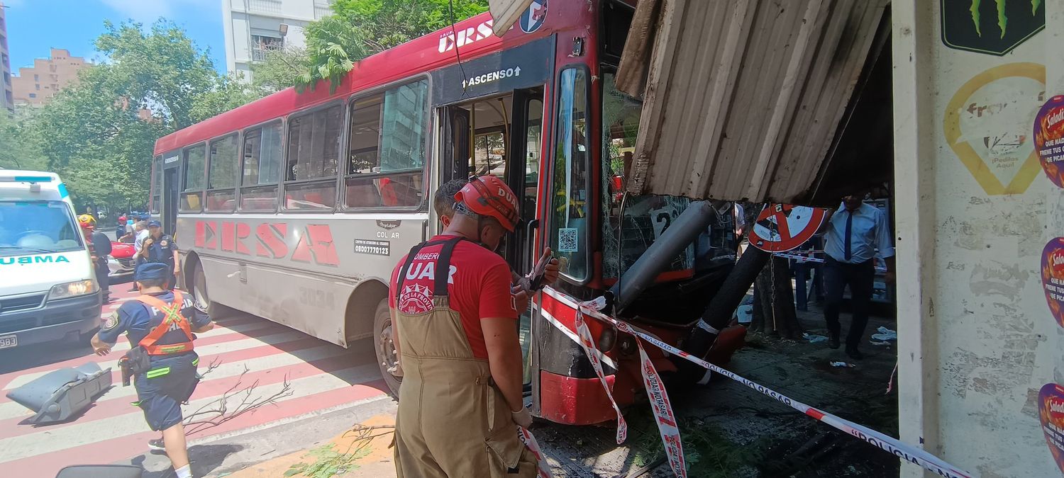 Un colectivo vacío se quedó sin frenos, atropelló a dos mujeres y se incrustó en un kiosco