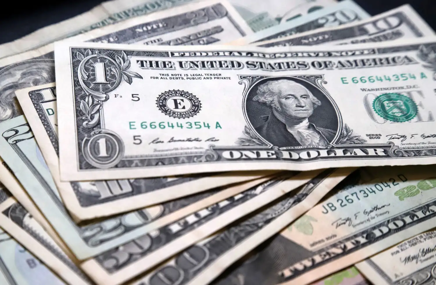 El dólar blue no encuentra techo en una plaza cambiaria muy volátil