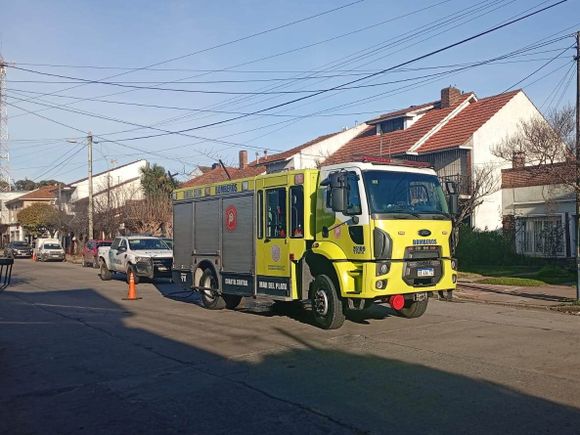 Incendio en un chalet: bomberos salvaron a una mujer de 96 años en silla de ruedas