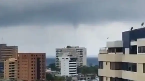 ¡IMPRESIONANTE! Tromba marina sorprendió a habitantes de Vargas