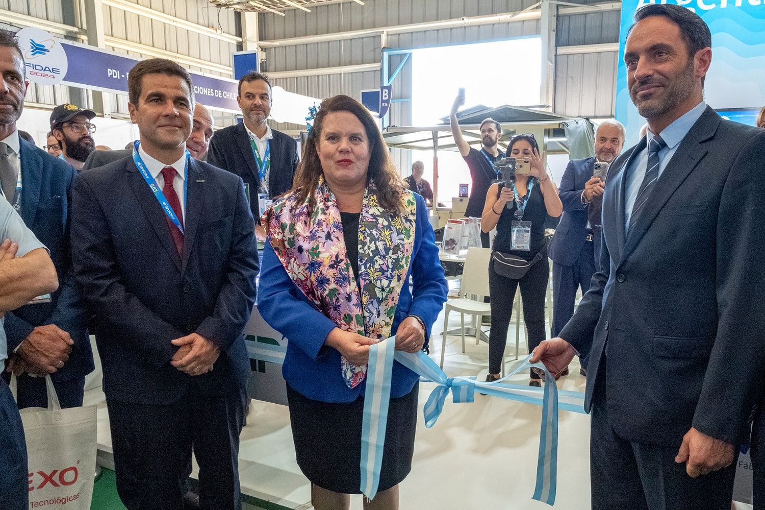 Ministra de Defensa de Chile inauguró el pabellón de Argentina en FIDAE 2024