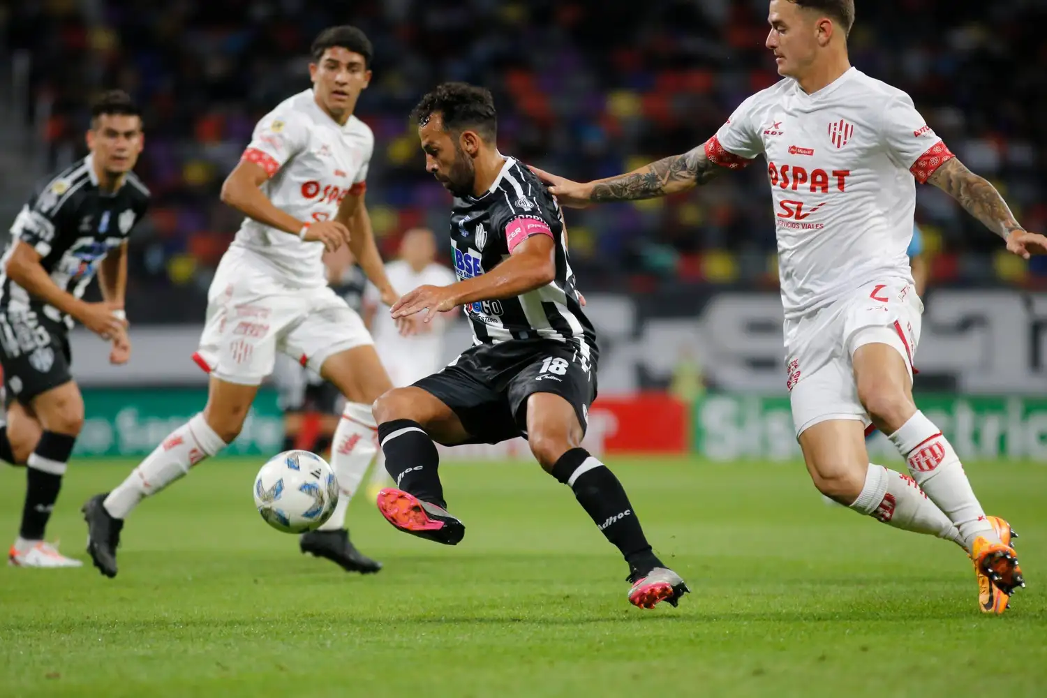 Lucas Gamba, importante en el ataque del equipo santiagueño.