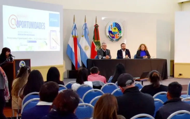 Trabajadores municipales completan sus estudios a través del programa “Oportunidades”