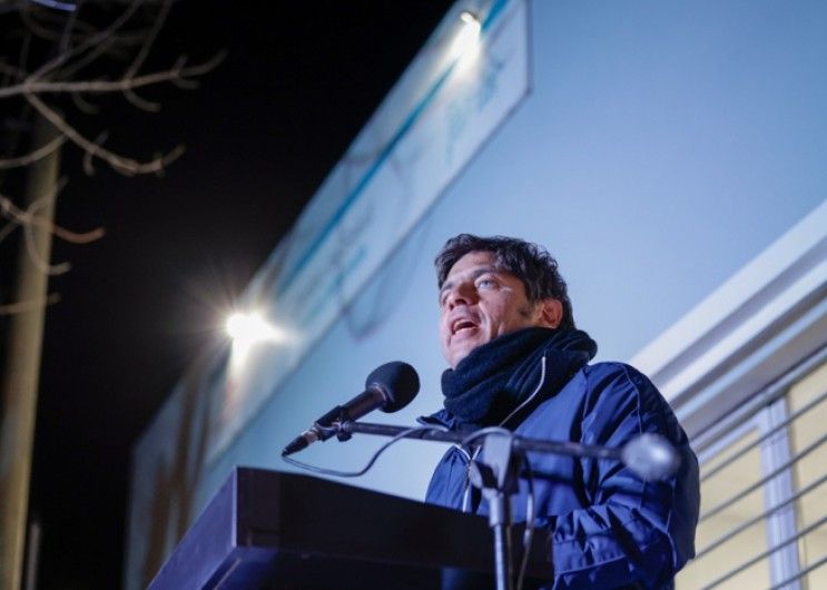 El gobernador Axel Kicillof aprovechó un acto en 9 de Julio para continuar su disputa con Milei.