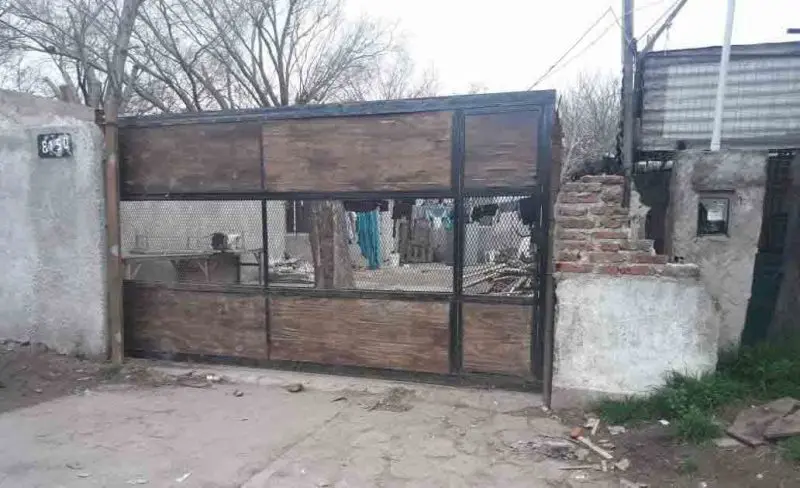 Una mujer fue baleada en la puerta de su casa