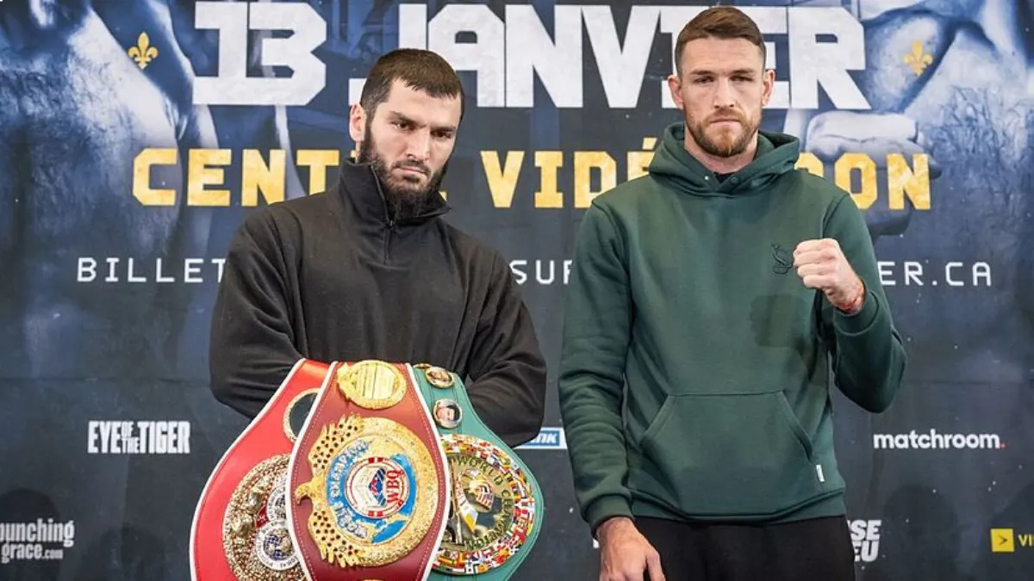 Artur Beterbiev muestra sus tres coronas de peso semipesado, junto al retador Callum Smith.