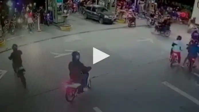 Más de 50 motochorros coparon una estación de servicio y robaron nafta de los surtidores