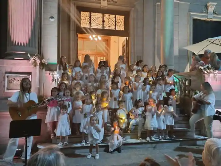 El jueves actuaron en las escalinatas del Club Social y ayer en Puerto Ruiz