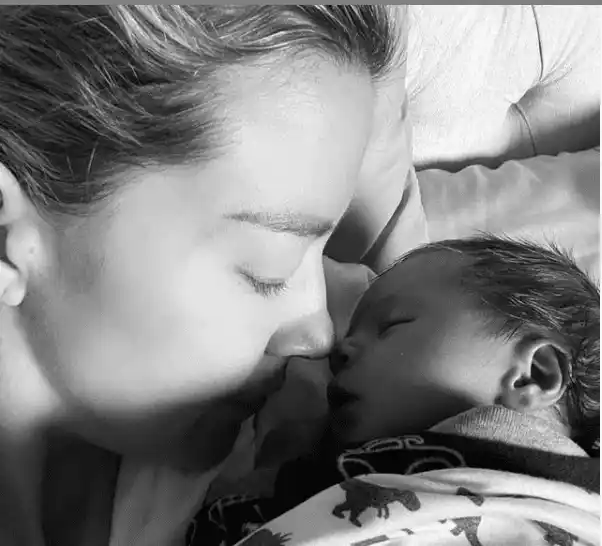 Fernanda Castillo y su primogénito. Foto: Instagram