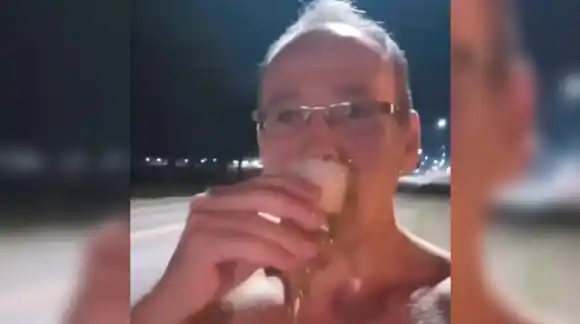 Un santafesino festejó la condena a Cristina desnudo y tomando champagne sobre la ruta