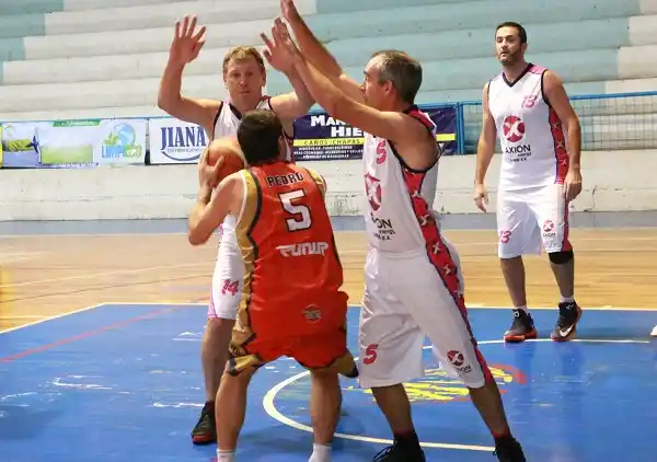 Neptunia le ganó a Orsai Deportes y se afianza como único invicto del Maxibásquet