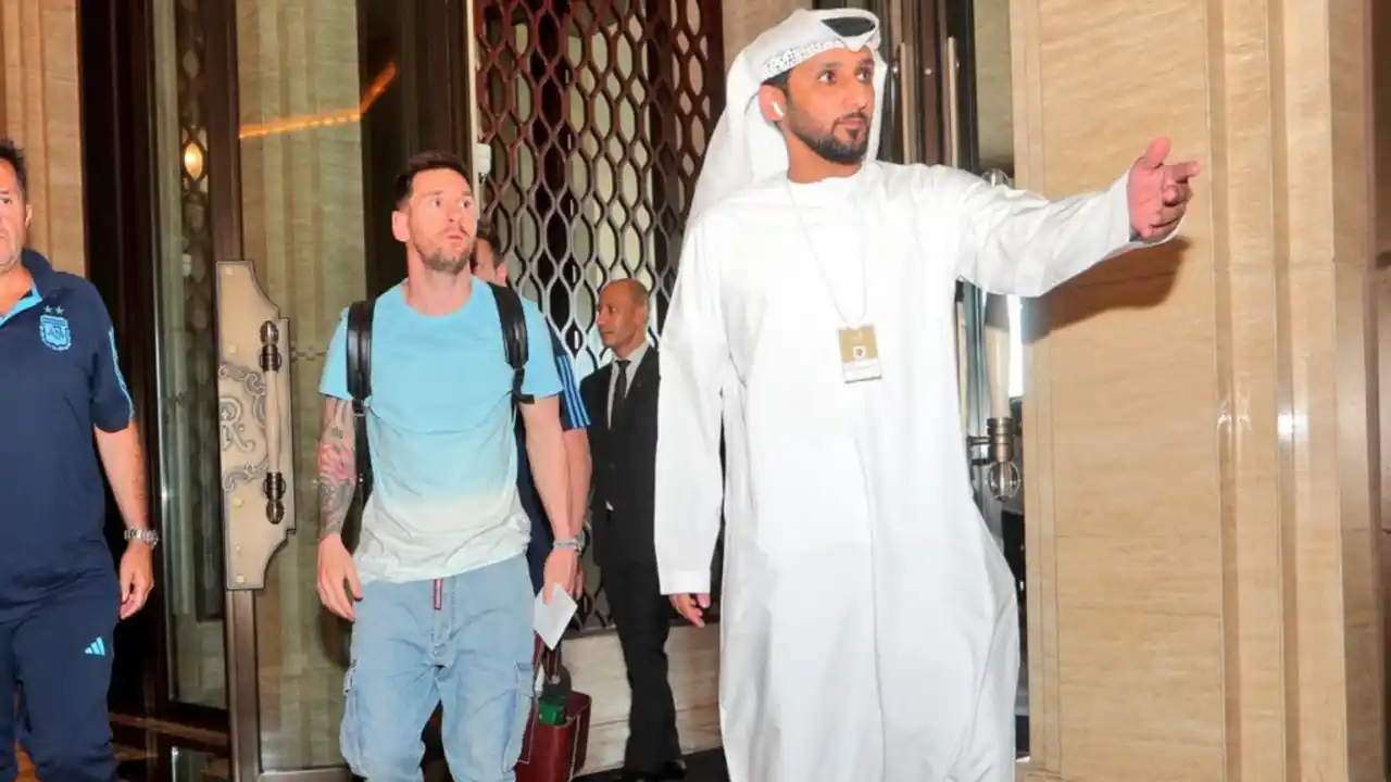 Messi llegó a Abu Dhabi junto a Di María y Paredes