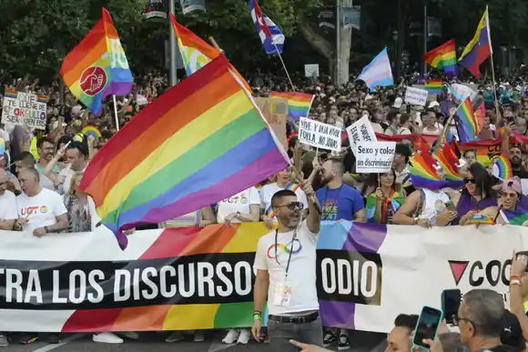 Masiva manifestación del Orgullo en Madrid: “Hay una ola de ultraderecha que quiere devolvernos al armario: no lo vamos a consentir”